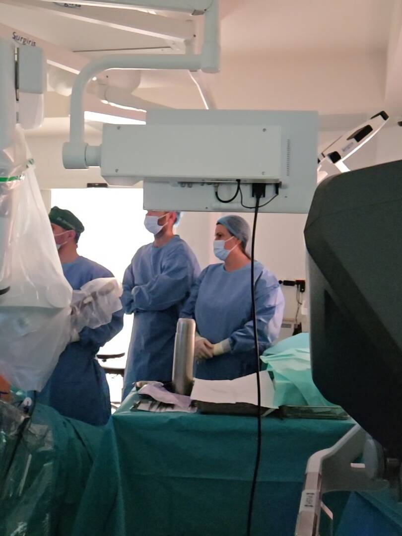 Prof. Dr. Adrian Bartoș operând cu robotul Da Vinci Xi la Spitalul Regina Maria Cluj